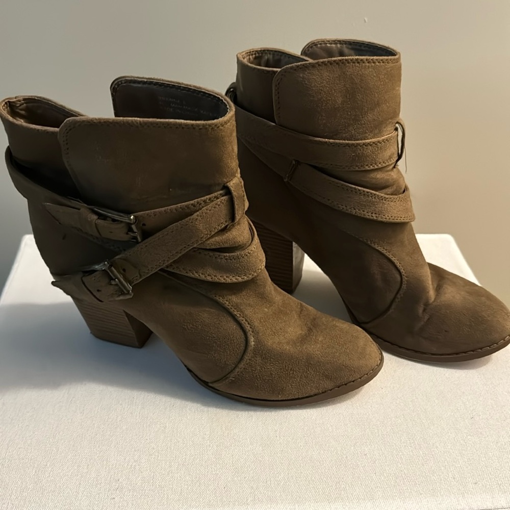 Women’s ankle boot size 8